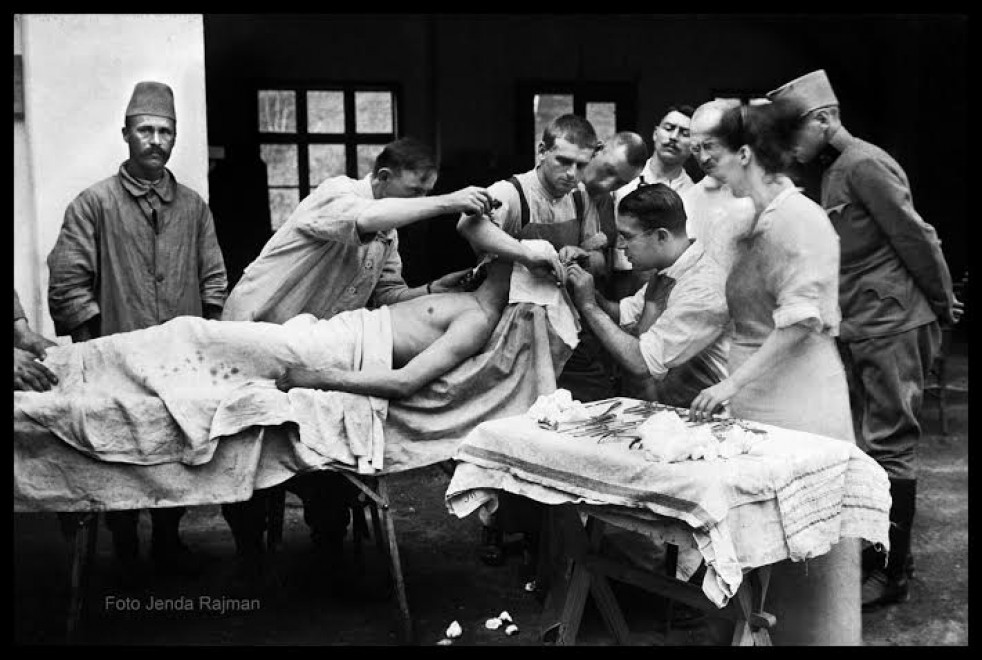 Fotografia Jendy Rajmana przedstawiająca operację w szpitalu polowym.