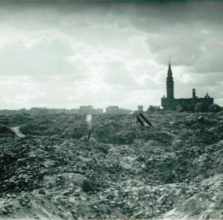 Piekielnie żywotne miejsce: Warszawa lat 1945-1948 na zdjęciach zagranicznych fotografów